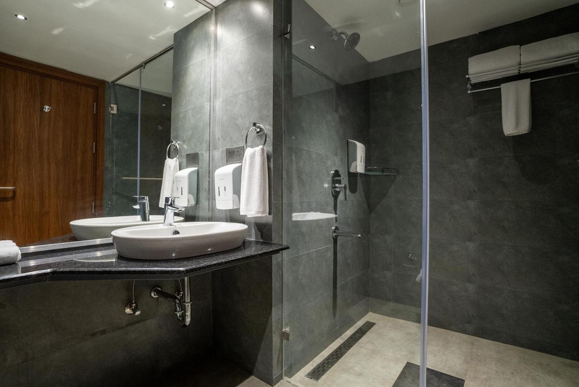 Lilac Hotel Guruvayur Bagian luar foto