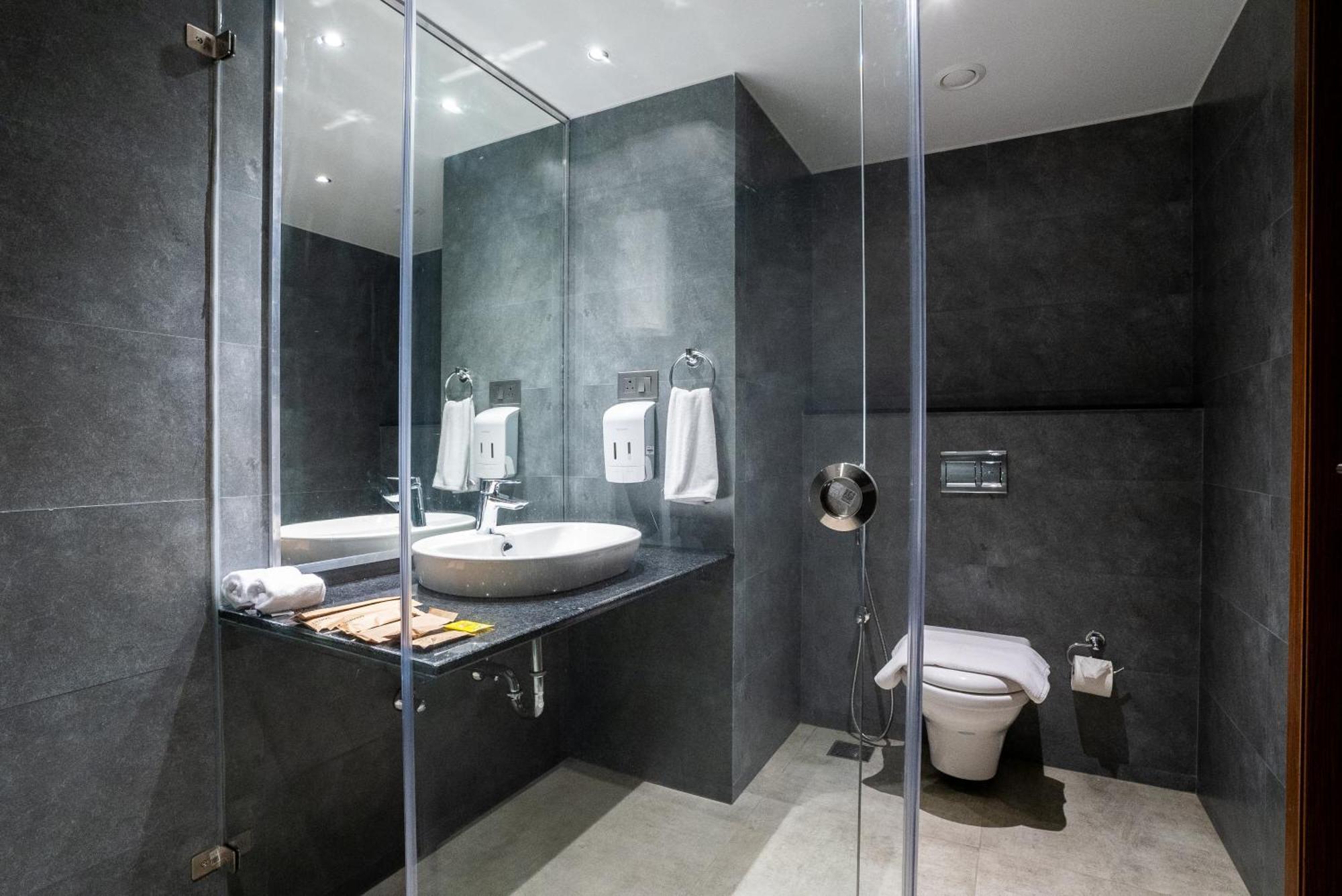 Lilac Hotel Guruvayur Bagian luar foto