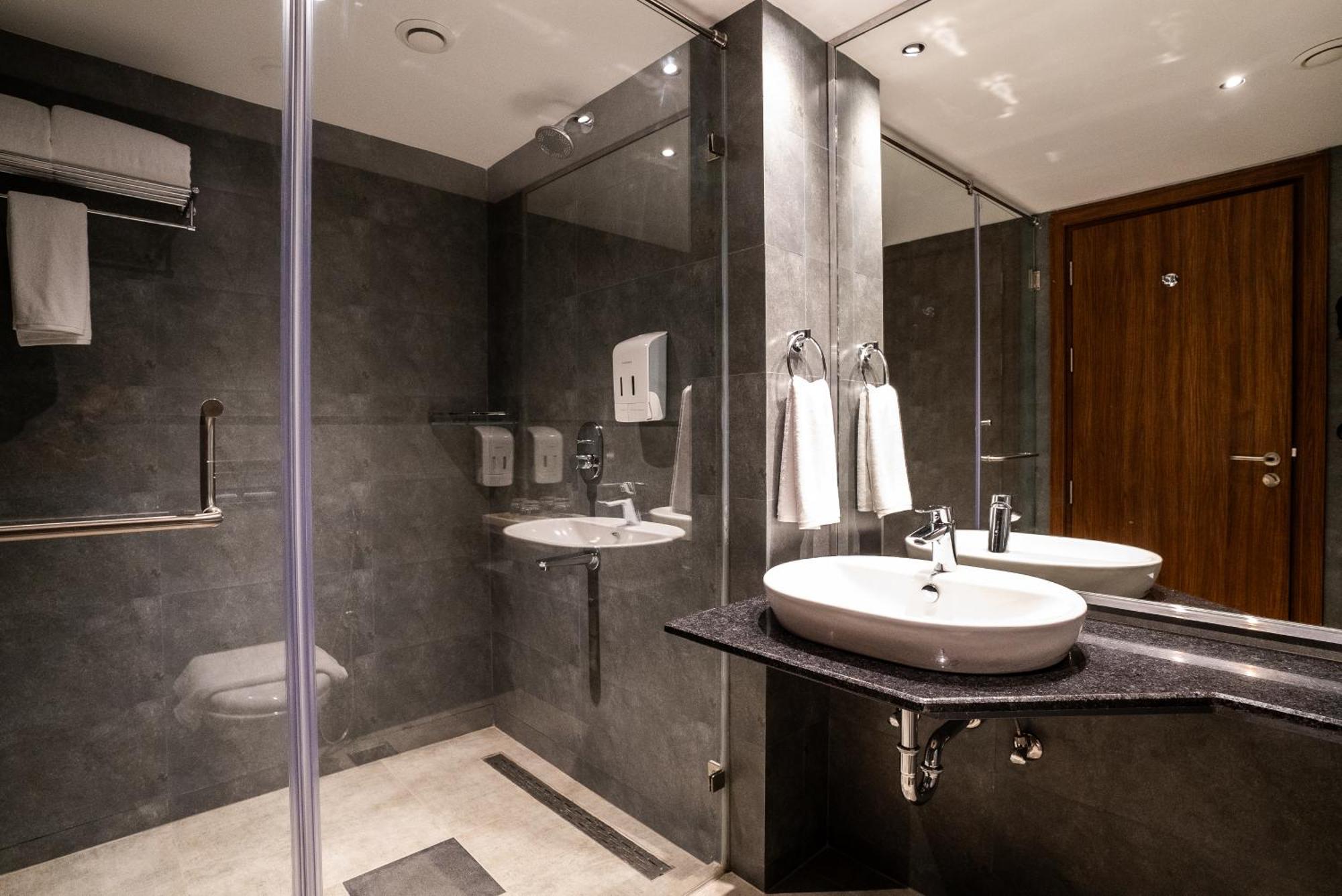 Lilac Hotel Guruvayur Bagian luar foto